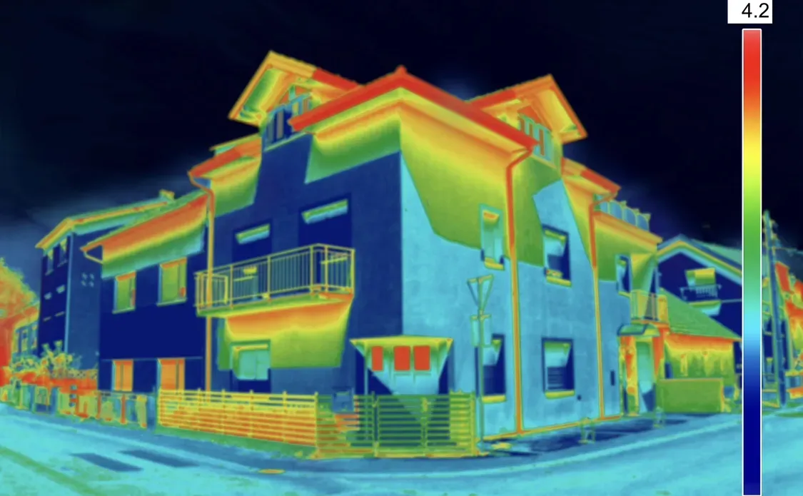 Split view illustrating thermal performance differences between insulated and non-insulated brick walls.